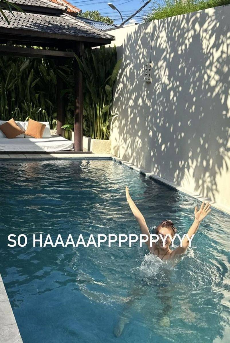 potret Seolhyun berenang si kolam renang vila (instagram.com/s2seolhyuns2)