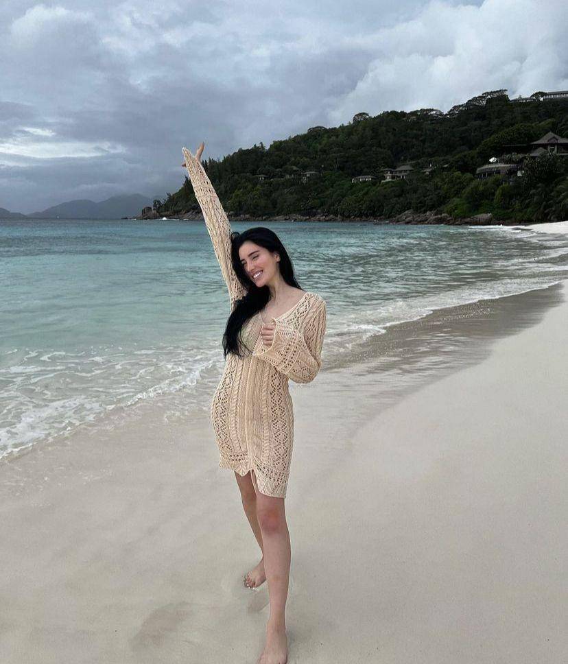potret Liz di pantai (instagram.com/thewizardliz)