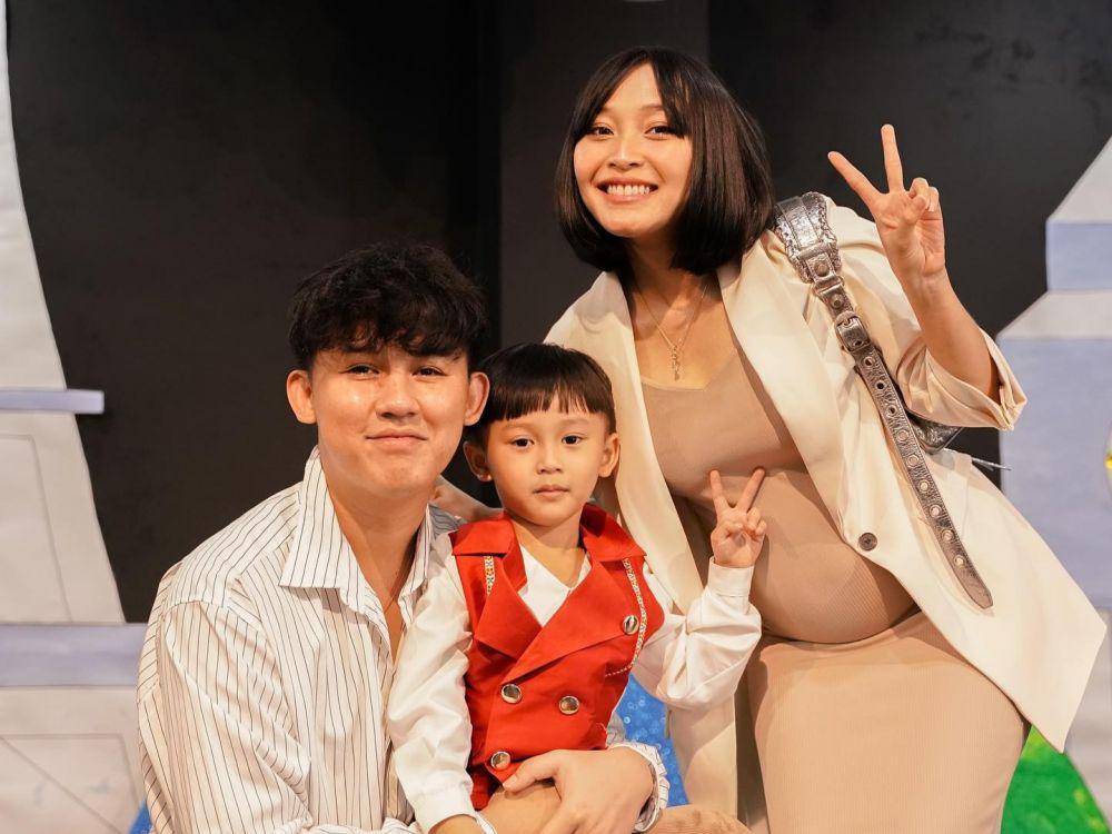 9 Potret Nord, Putra Rinni Wulandari Jadi Host di Year End Concert