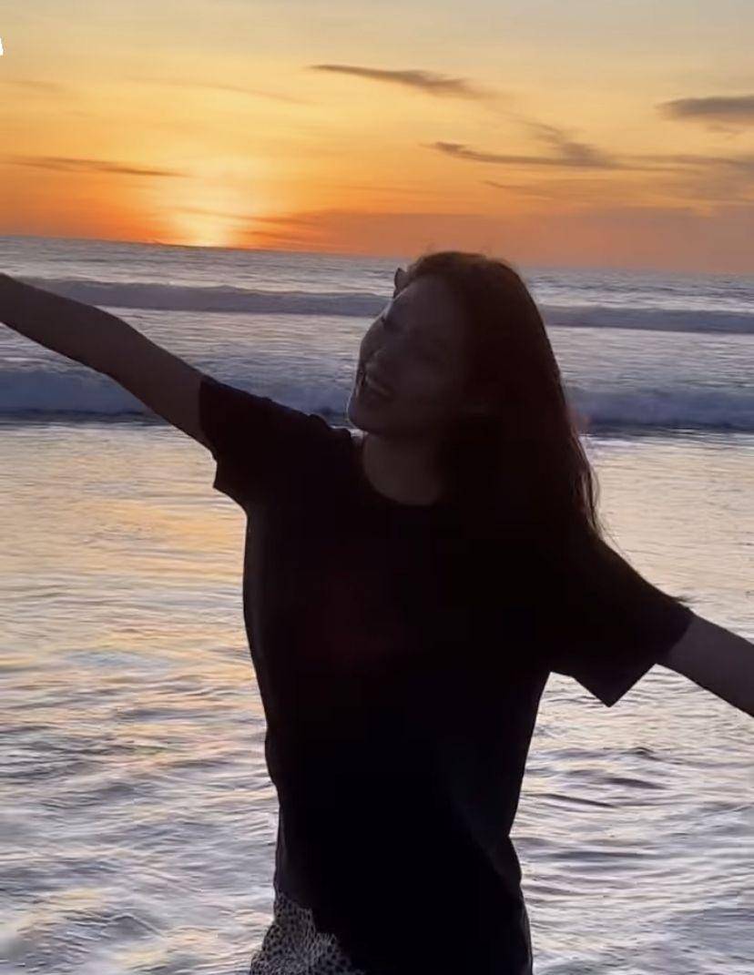 potret Seolhyun menikmati sunset di bali (instagram.com/s2seolhyuns2)
