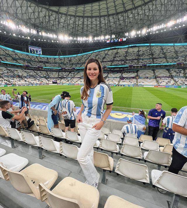 Potret Miss Universe Argentina 2022 Barbara Cabrera Nonton Piala Dunia di Qatar (Instagram.com/barbaracabrera.ok)