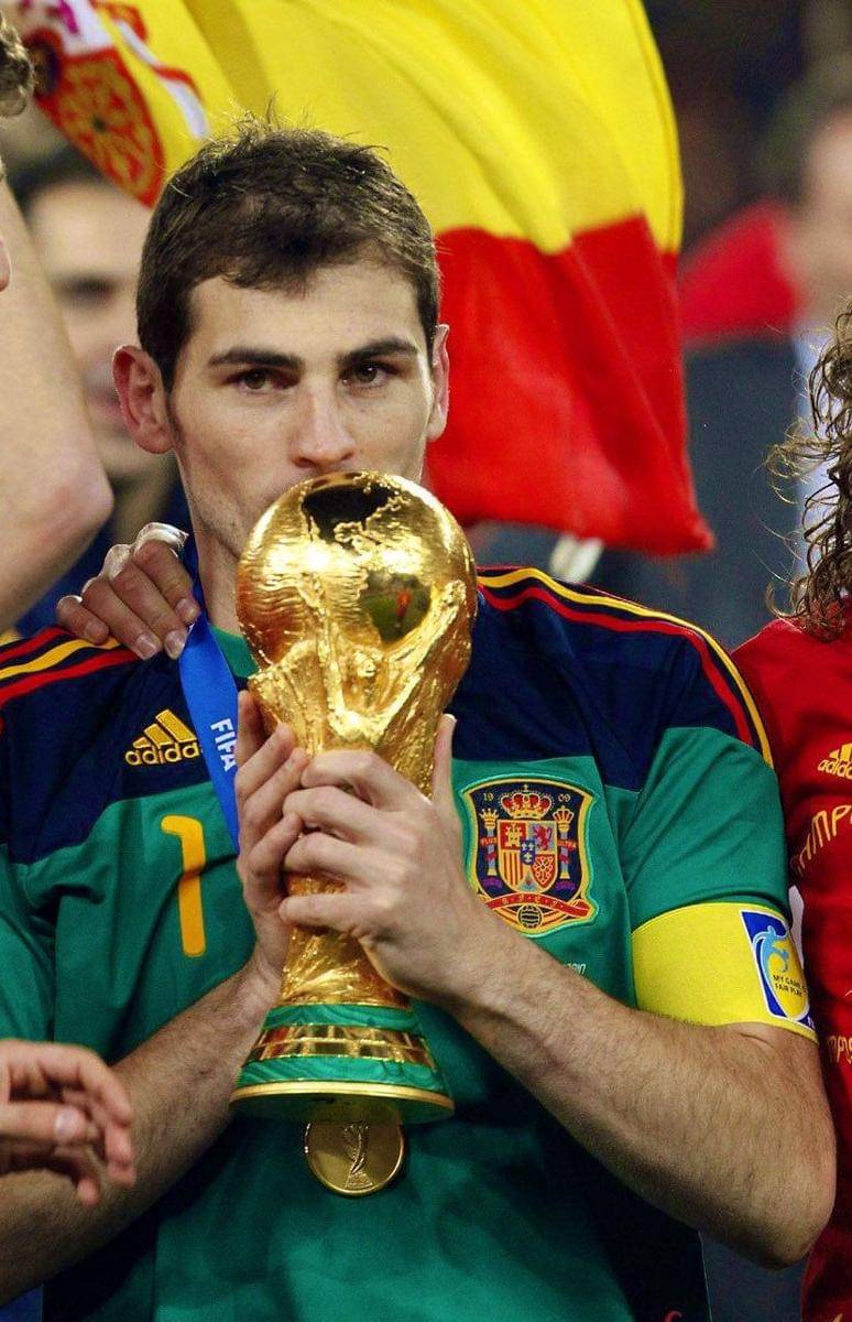Iker Casillas (twitter.com/IkerCasillas)