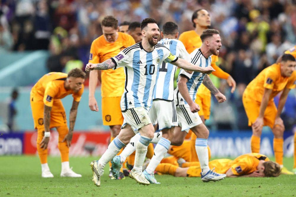 Lionel Messi cetak gol penalti ke gawang Belanda di perempat final Piala Dunia 2022 Qatar. (twitter.com/FIFAWorldCup)