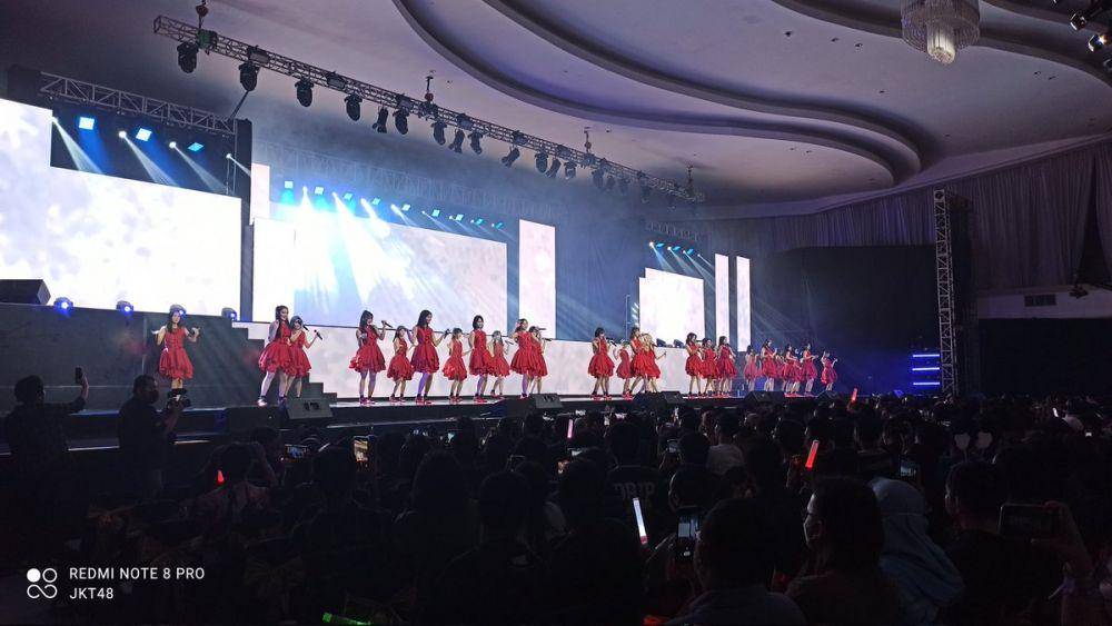 JKT48 sedang membawakan lagu Rapsodi (Twitter.com/JKT48)