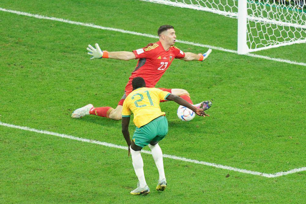 Emiliano Martinez tepis peluang terakhir Australia di babak 16 besar Piala Dunia 2022. (twitter.com/FIFAWorldCup)