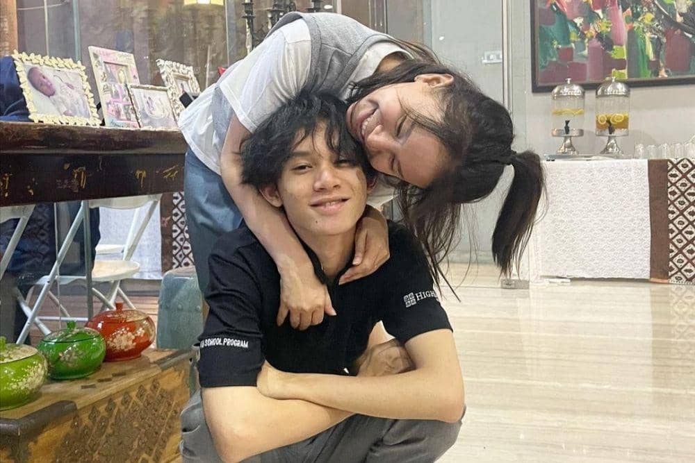 10 Potret Rossa dengan Buah Hati, Pakai Baju Sekolah bak Kakak Adik!