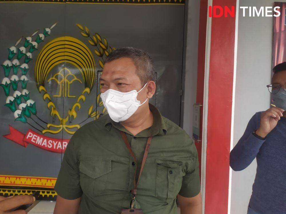 JPU KPK RI memindahkan penahanan ketiga tersangka korupsi suap penerimaan mahasiswa baru (PMB) Unila ke Rutan Kelas I Bandar Lampung. (IDN Times/Tama Yudha Wiguna).