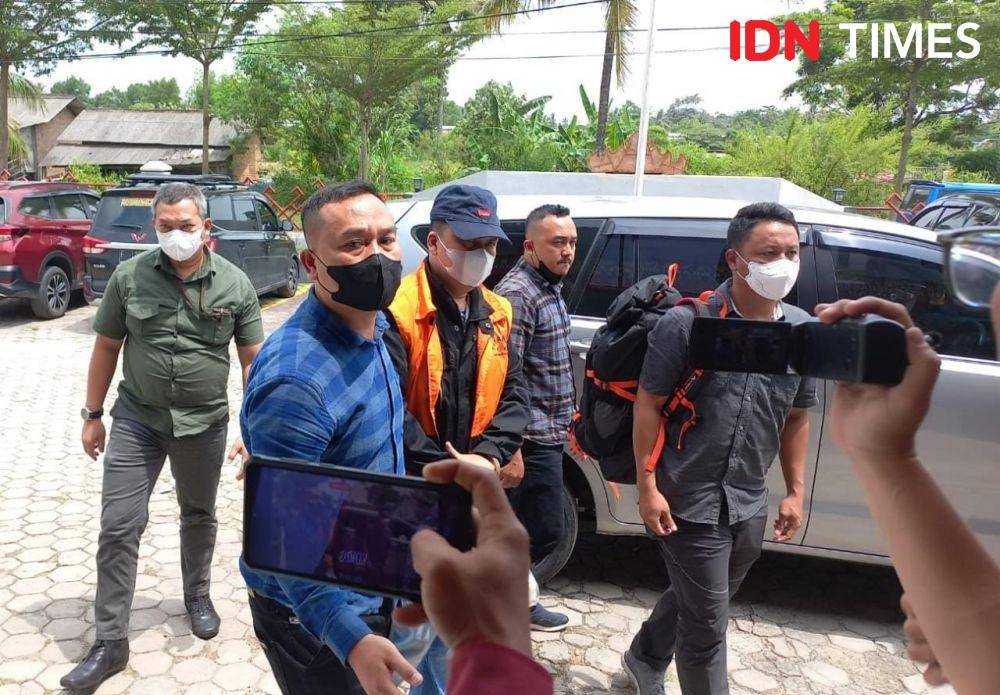 JPU KPK RI memindahkan penahanan ketiga tersangka korupsi suap penerimaan mahasiswa baru (PMB) Unila ke Rutan Kelas I Bandar Lampung. (IDN Times/Tama Yudha Wiguna).
