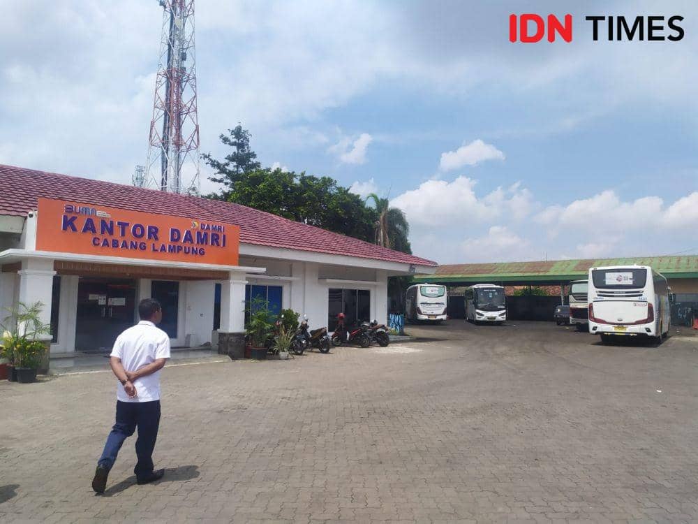 Perum DAMRI Cabang Lampung menyiagakan 114 armada bus dalam mengantisipasi lonjakan volume penumpang pada masa angkutan libur Hari Raya Natal 2022 dan Tahun Baru 2023 (Nataru). (IDN Times/Tama Yudha Wiguna).