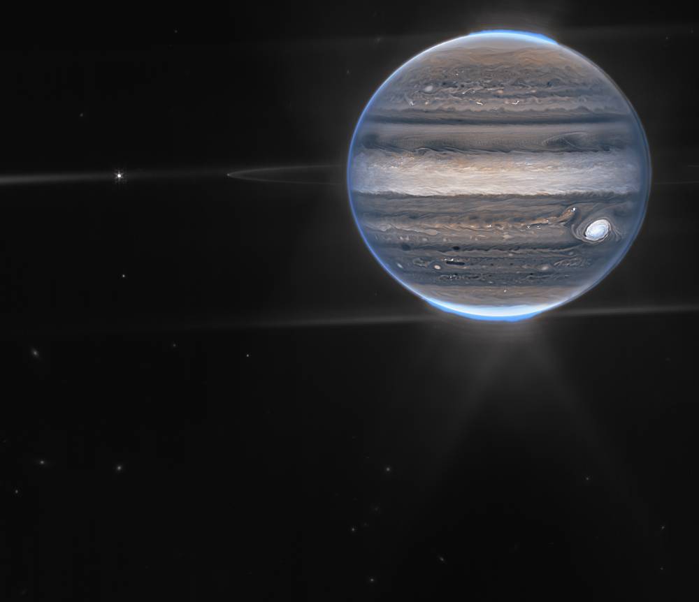 Jupiter dengan cincin dan dua satelit alaminya (blogs.nasa.gov)