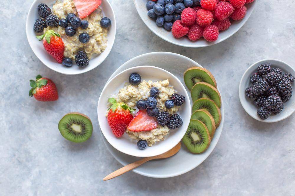 Ilustrasi bubur gandum dengan buah-buahan segar (unsplash.com/melissabelanger)
