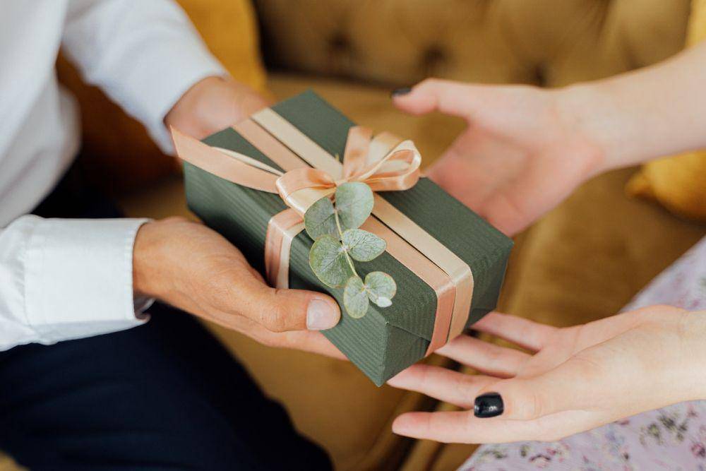 Ilustrasi memberikan hadiah (pexels.com/Antoni Shkraba)
