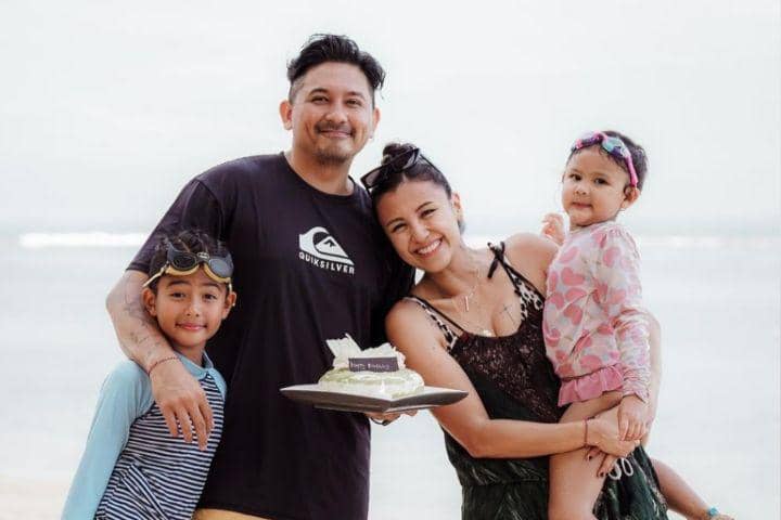 10 Potret Kejutan Ulang Tahun ke-38 Ryan Delon, Lilinnya Gak Mau Nyala