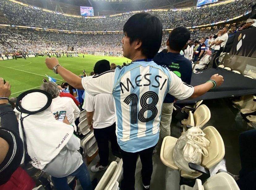 potret Rian memakai jersey messi (instagram.com/rianekkypradipta)