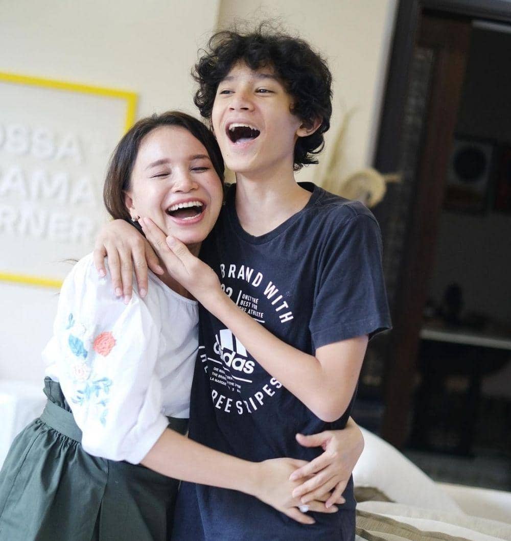 Rossa bersama anak tercinta( instagram.com/itsrossa910)