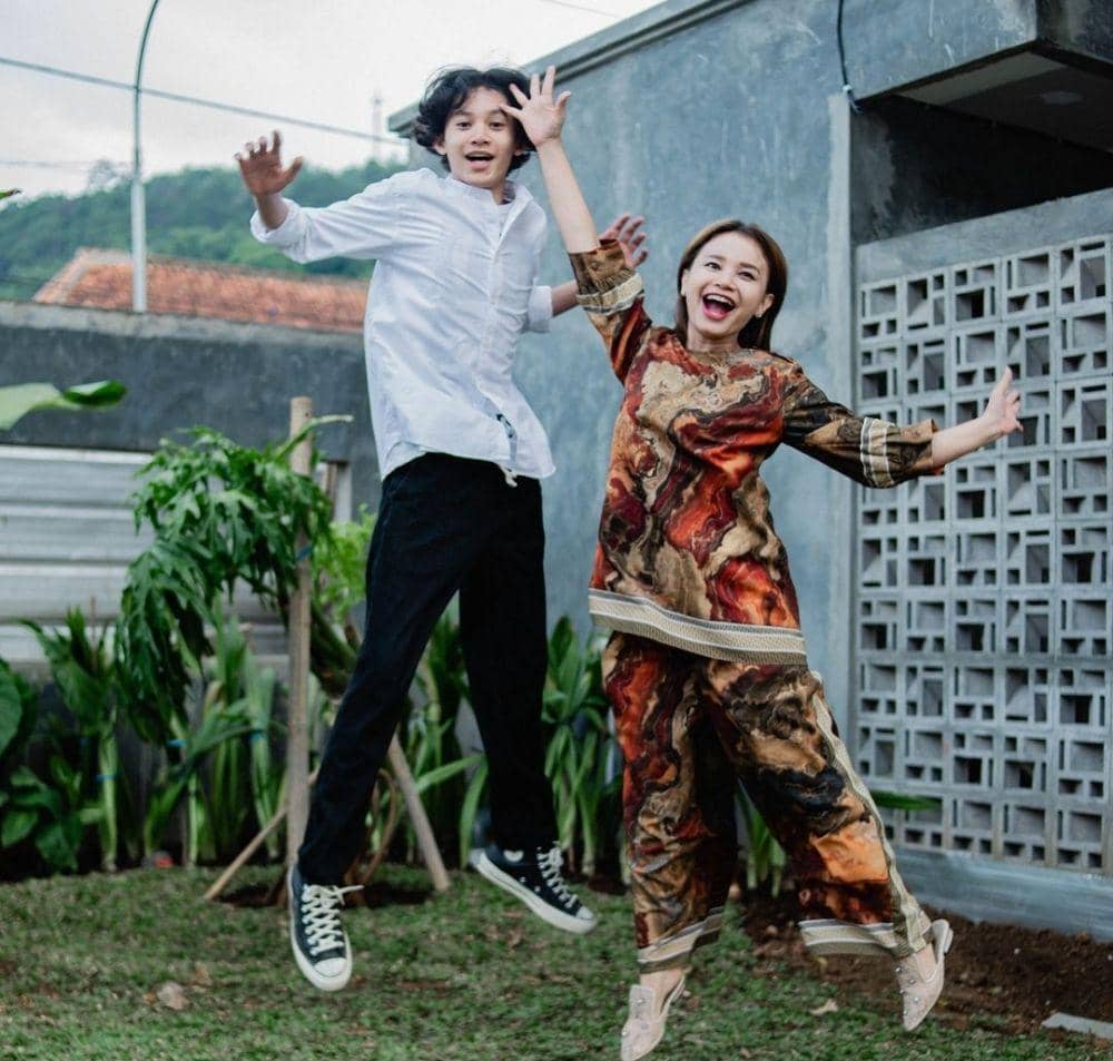 Rossa bersama anak tercinta( instagram.com/itsrossa910)