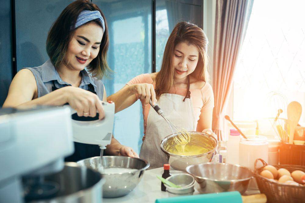 Millennial bikin kue bareng ibu (Shutterstock/BR Photo Addicted)