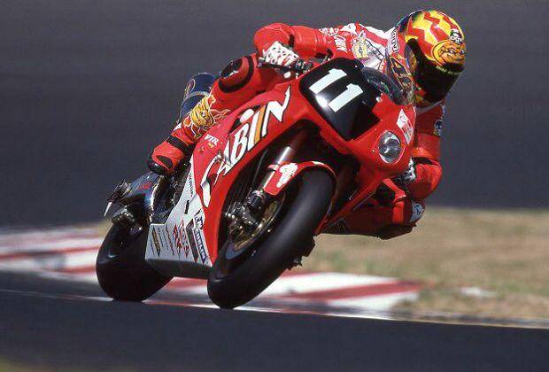 Valentino Rossi saat ikut dalam ajang Suzuka 8 Hours 2001 (corsedimoto.com)