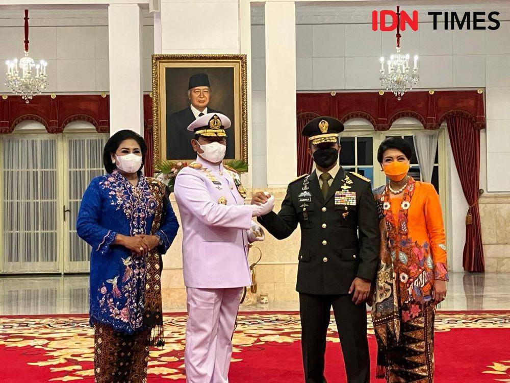 Panglima TNI Laksamana Yudo Margono dan mantan Panglima TNI Jenderal TNI Andika Perkasa salam komando (IDN Times/Ilman)
