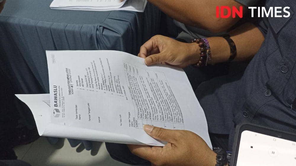 Salah satu lembar laporan OMS Kawal Pemilu di Bawaslu Sulsel. (Dahrul/IDN Times Sulsel)