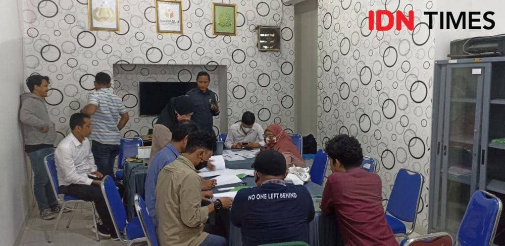 Tim Bawaslu Sulsel terima laporan dari aktivis OMS Kawal Pemilu. (Dahrul/IDN Times Sulsel)
