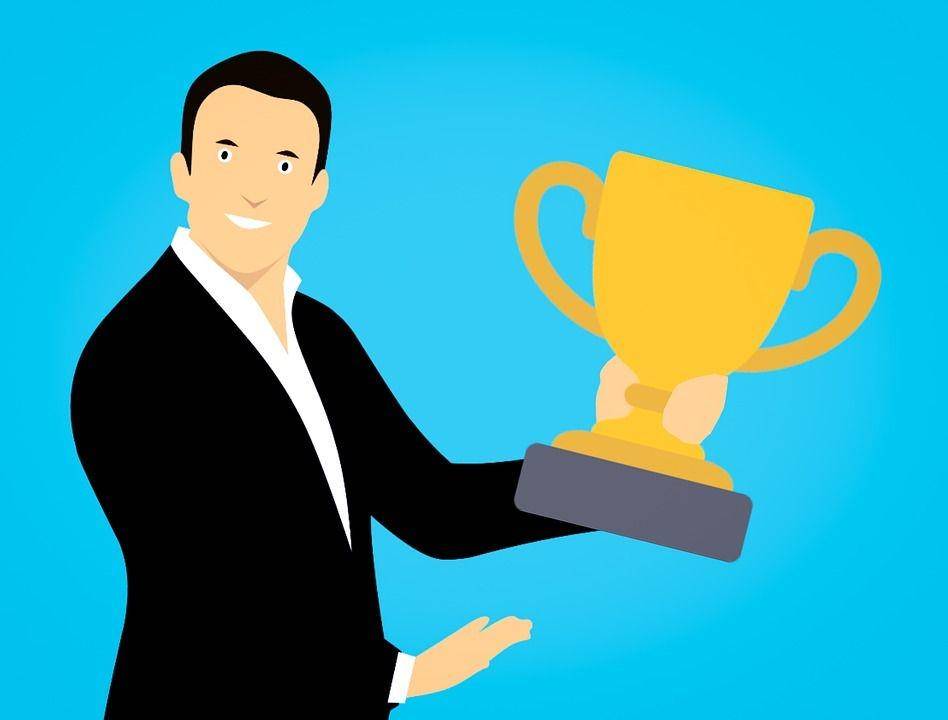 ilustrasi suami yang memberikan piala spesial untuk istri (pixababy.com/mohamed_hassan)