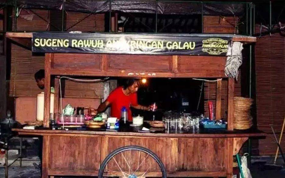tulisan spanduk galau (twitter.com/nocontextwarung)