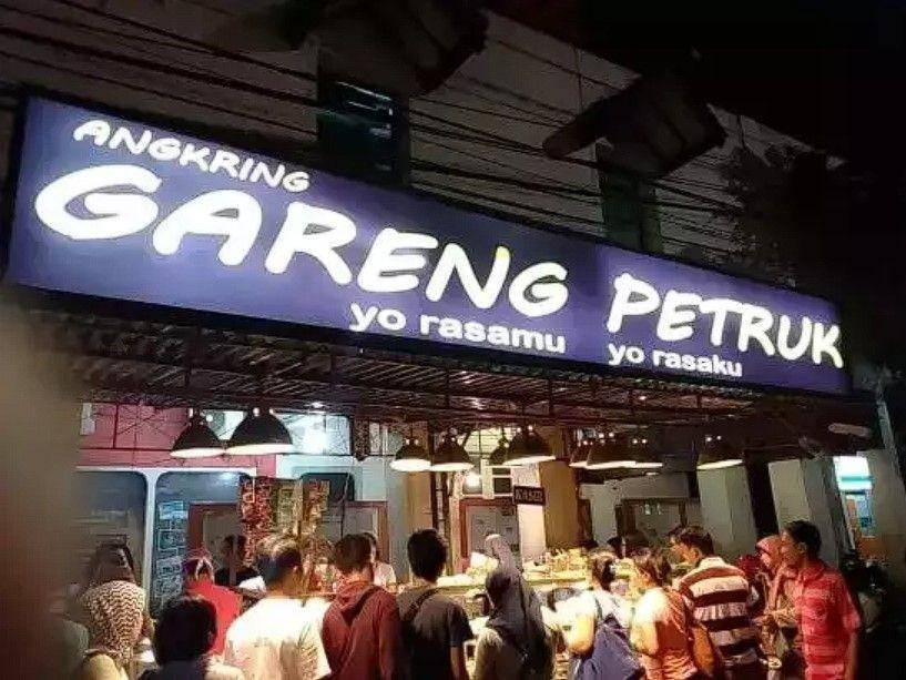 tulisan spanduk galau (twitter.com/txtdrkuliner)