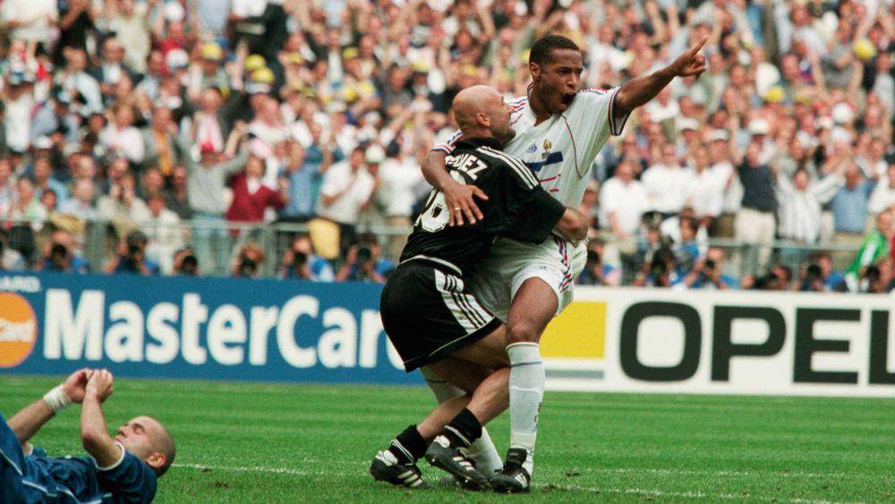Prancis kalahkan Italia lewat adu penalti pada perempat final Piala Dunia 1998. (fifa.com)