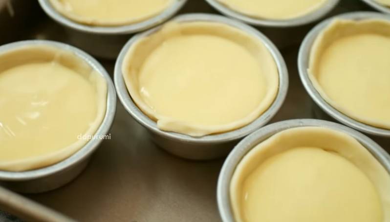 ilustrasi portuguese egg tart sebelum dipanggang (youtube.com/dapurumi)