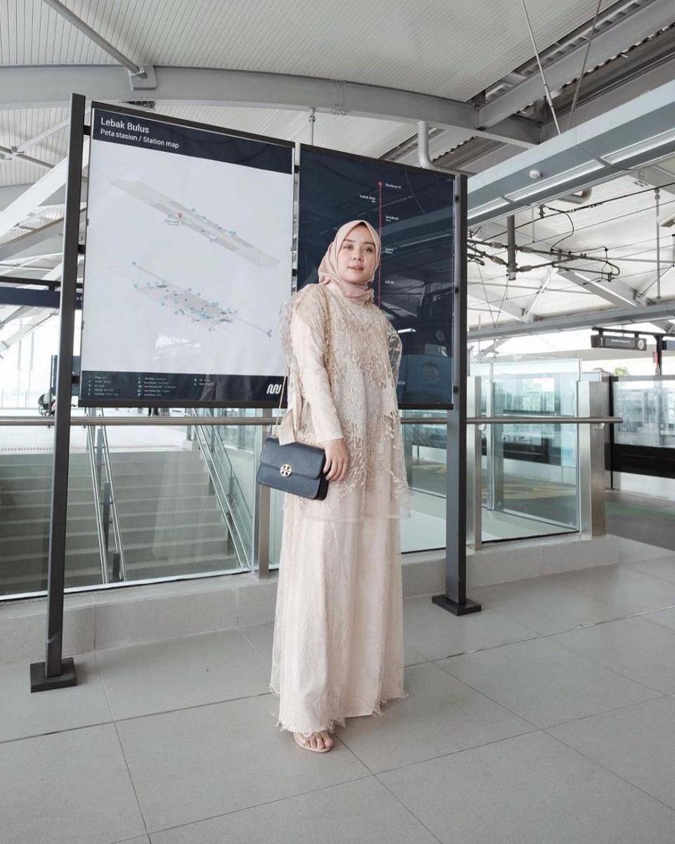 Outfit kondangan hijab. (instagram.com/thataljundiah)