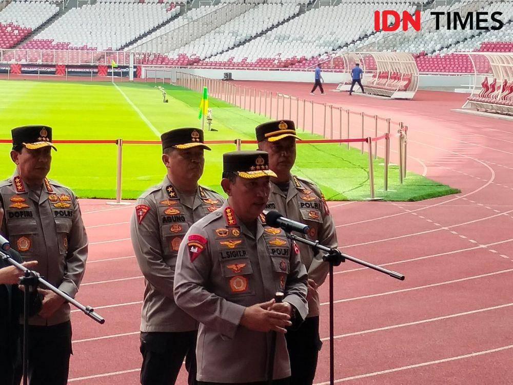 Kapolri Jenderal Listyo Sigit Prabowo saat meninjau langsung Stadion GBK, Selasa (20/12/2022). (IDN Times/Tino).