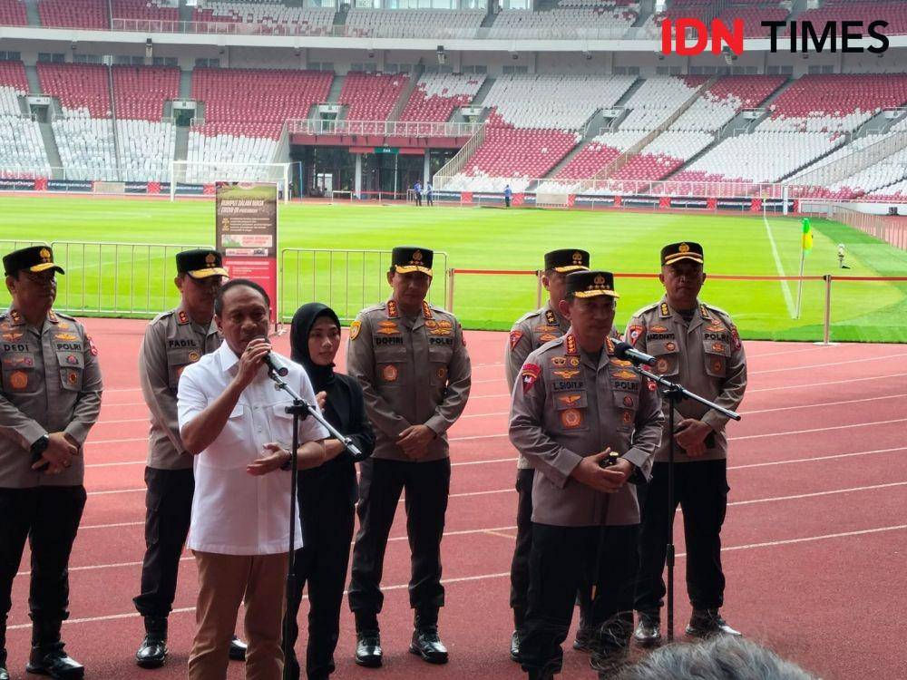 Kapolri Jenderal Listyo Sigit Prabowo dan Menpora Zainudin Amali saat meninjau langsung Stadion GBK, Selasa (20/12/2022). (IDN Times/Tino).