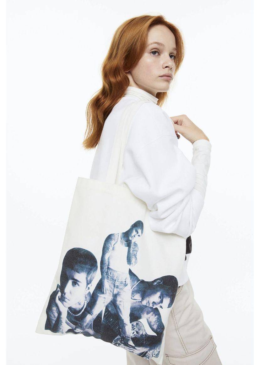 potret merchandise totebag Justin Bieber oleh h&m (h&m)