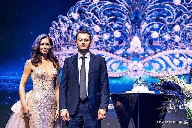 Potret Mahkota Terbaru Miss Universe 'Force for Good' (Instagram.com/jkn18official)