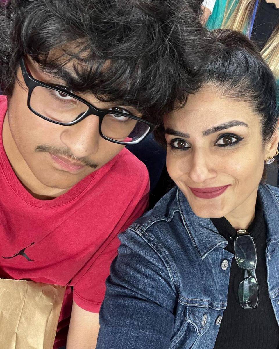 Raveena Tandon dan putranya di Qatar (instagram.com/officialraveenatandon)
