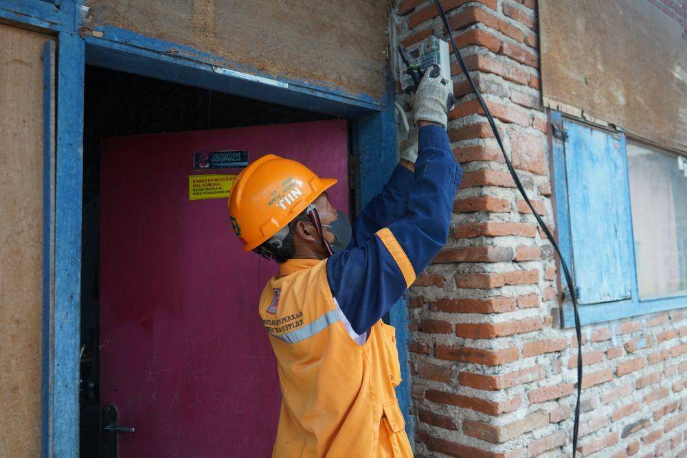 Petugas PLN memasang meteran listrik (Dok. KESDN Gatrik)