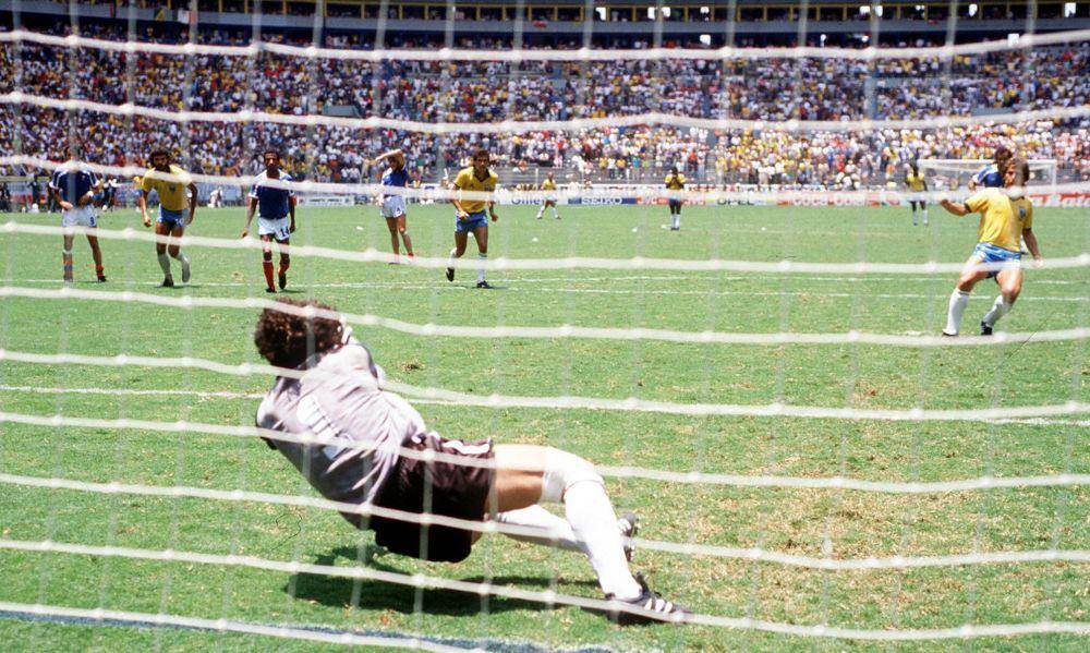 Joel Bats jadi pahlawan Prancis di babak adu penalti melawan Brasil pada perempat final Piala Dunia 1986. (twitter.com/FIFAWorldCup)