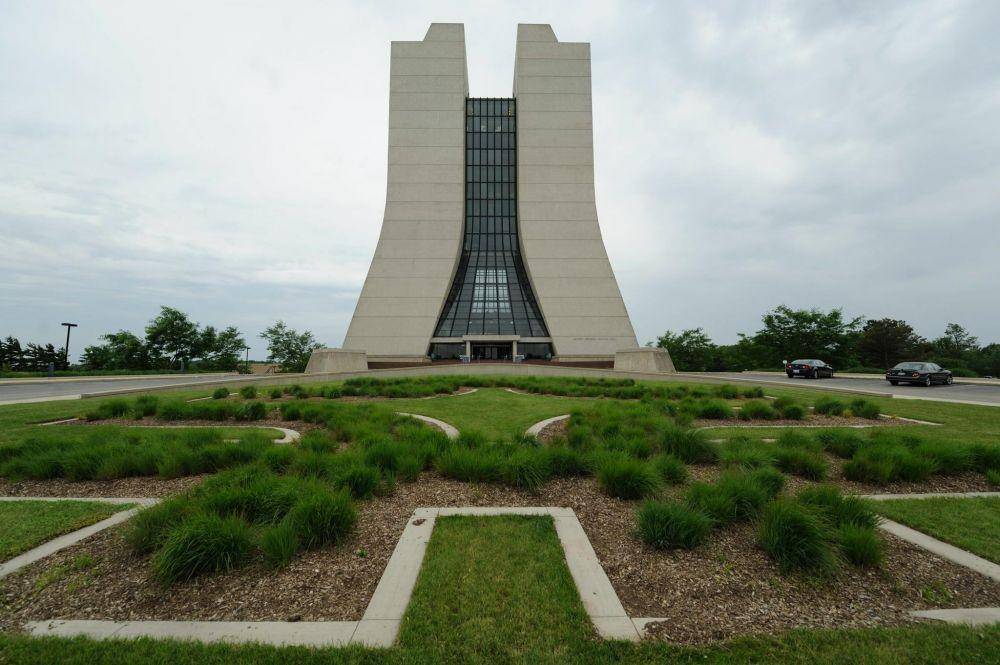 gedung Fermilab (wikipedia.org)