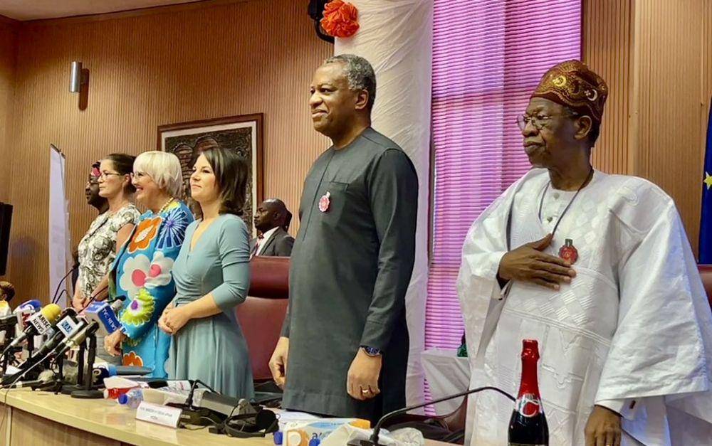 Pejabat Jerman dan Nigeria dalam acara pengembalian 22 Perunggu Benin di Abuja, Nigeria pada 20 Desember 2022. (Twitter.com/@FMICNigeria)