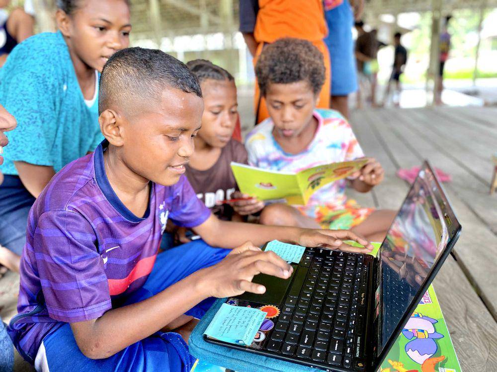 Anak-anak menggunakan komputer (dok.Papua Future Project)