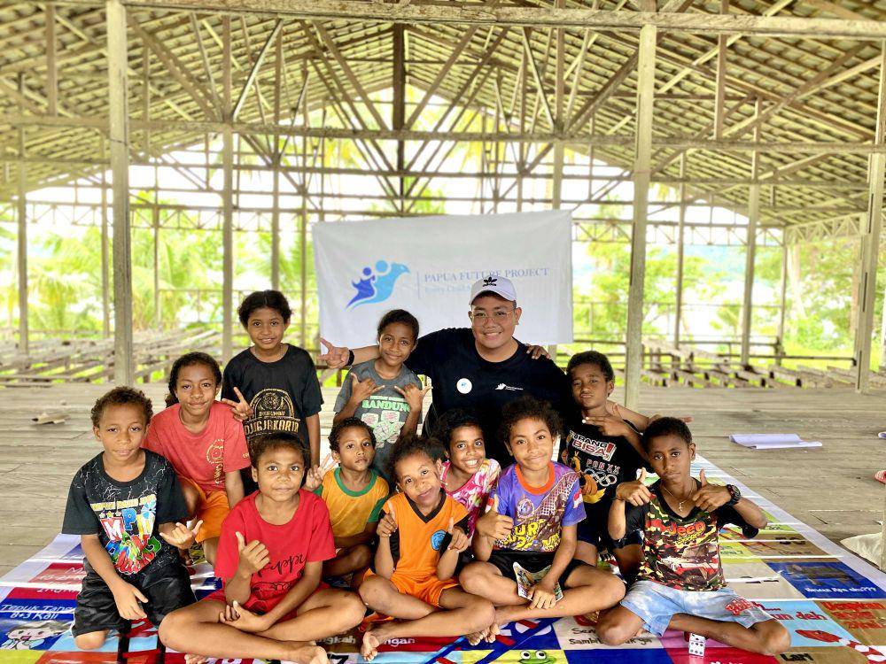 Bhrisco Jordy bersama anak-anak (dok. Papua Future Project)