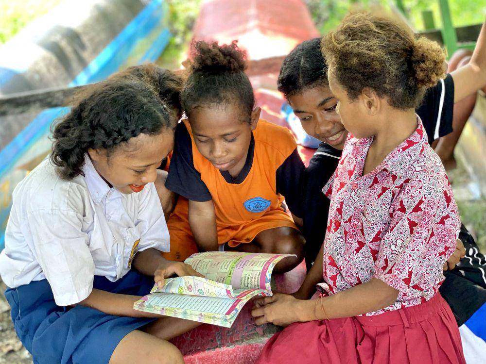 Anak-anak membaca buku (dok.Papua Future Projects)