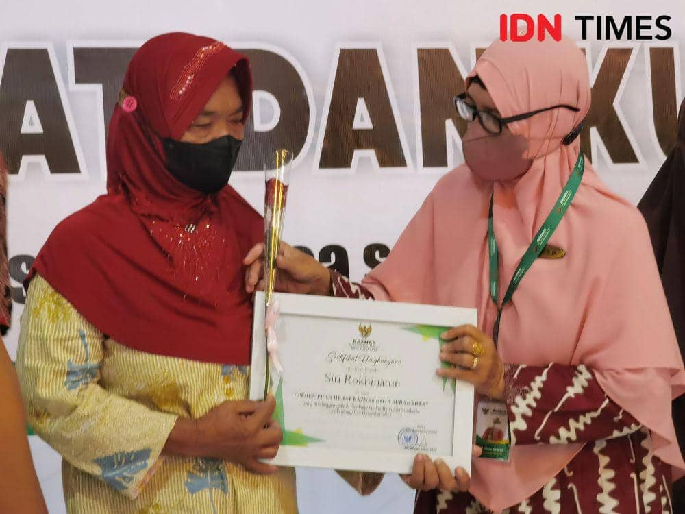 Pemberian penghargaan oleh Baznas Solo dalam peringatan Hari Ibu. (IDN Times/Larasati Rey)
