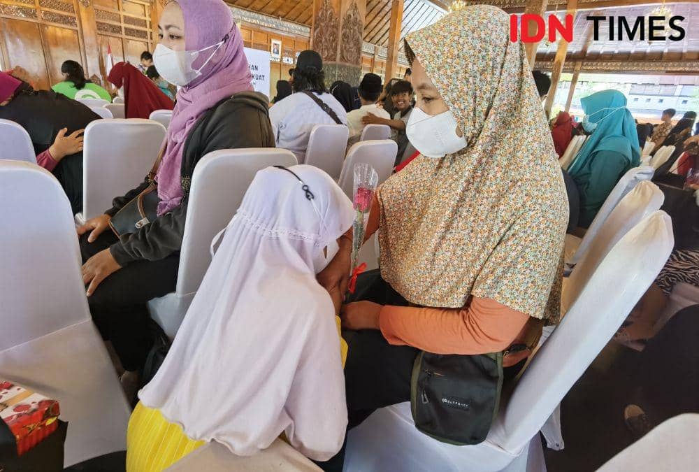 Ilustrasi sungkeman. (IDN Times/Larasati Rey)