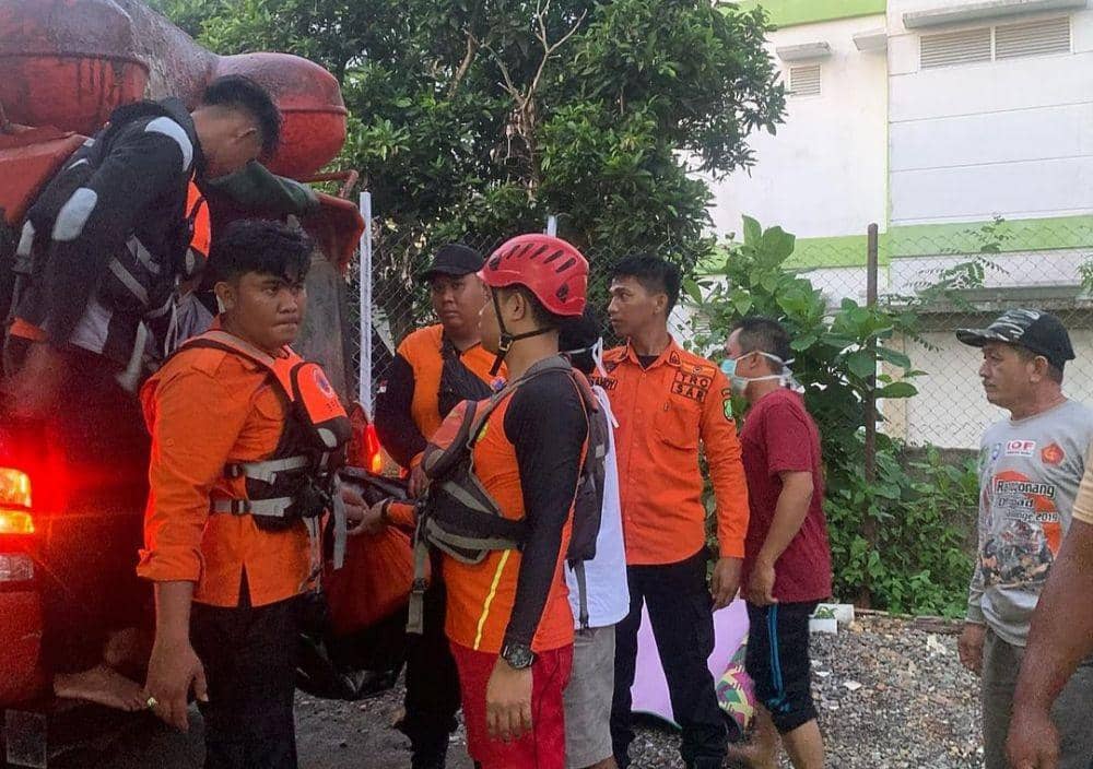 (Tim SAR BPBD Muba saat mengevakuasi jasad korban tenggelam di sungai Musi) IDN Times/Istimewa