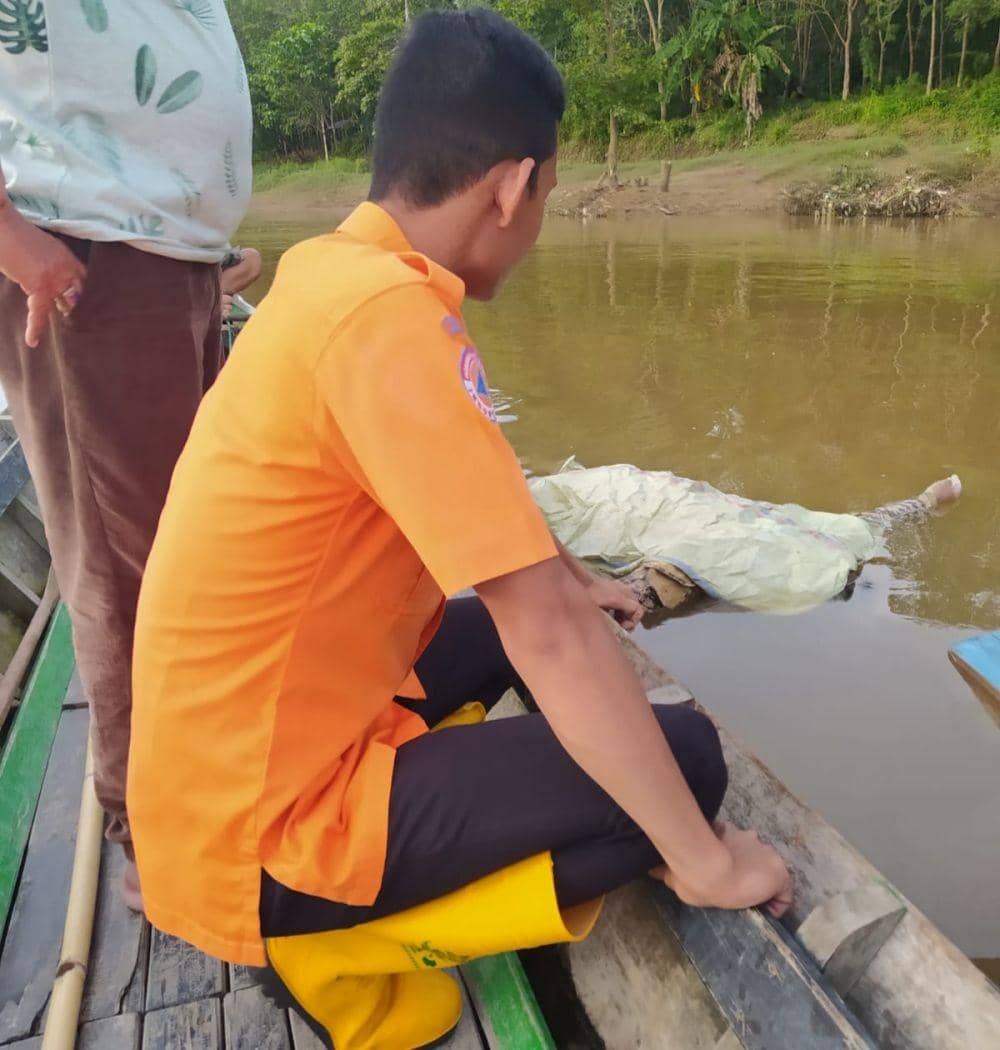 (Tim SAR BPBD Muba saat mengevakuasi jasad korban tenggelam di sungai Musi) IDN Times/Istimewa