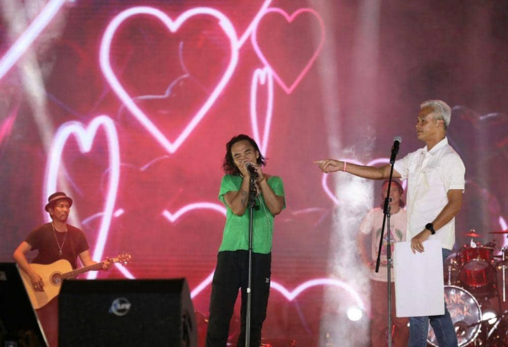 Kaka Slank saat bernyanyi bersama Gubernur Jateng Ganjar Pranowo. (IDN Times/Dok Humas Pemprov Jateng)