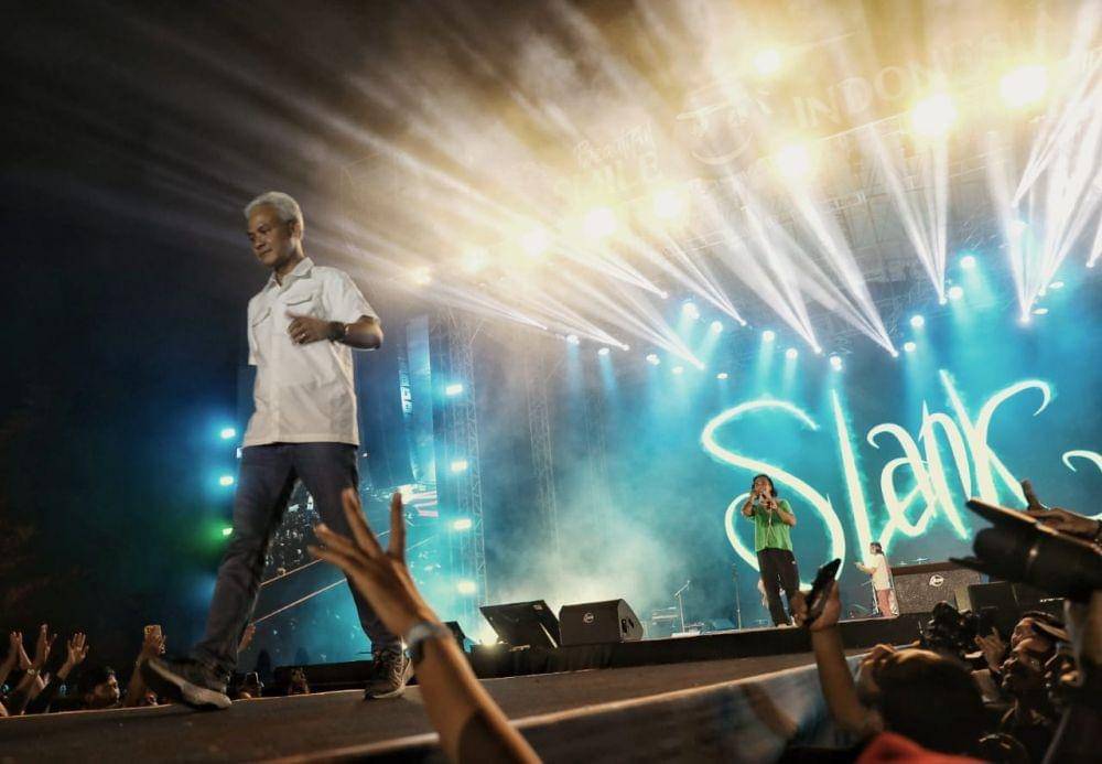 Gubernur Jateng Ganjar Pranowo berjalan di atas panggung saat tampil bareng dengan Slank di Yogyakarta. (IDN Times/Dok Humas Pemprov Jateng)