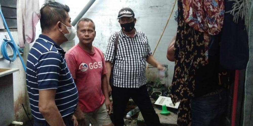 Polisi yang memasang police line guna melakukan penyelidikan kematian wanita dengan leher terlilit kabel (IDN Times/ Bambang Suhandoko)